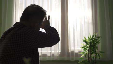 걱정하고 고민하는  ⁇ 은이가 집에서 혼자 앉아서 삶과 고독에 대해 혼자 생각하고 있습니다.