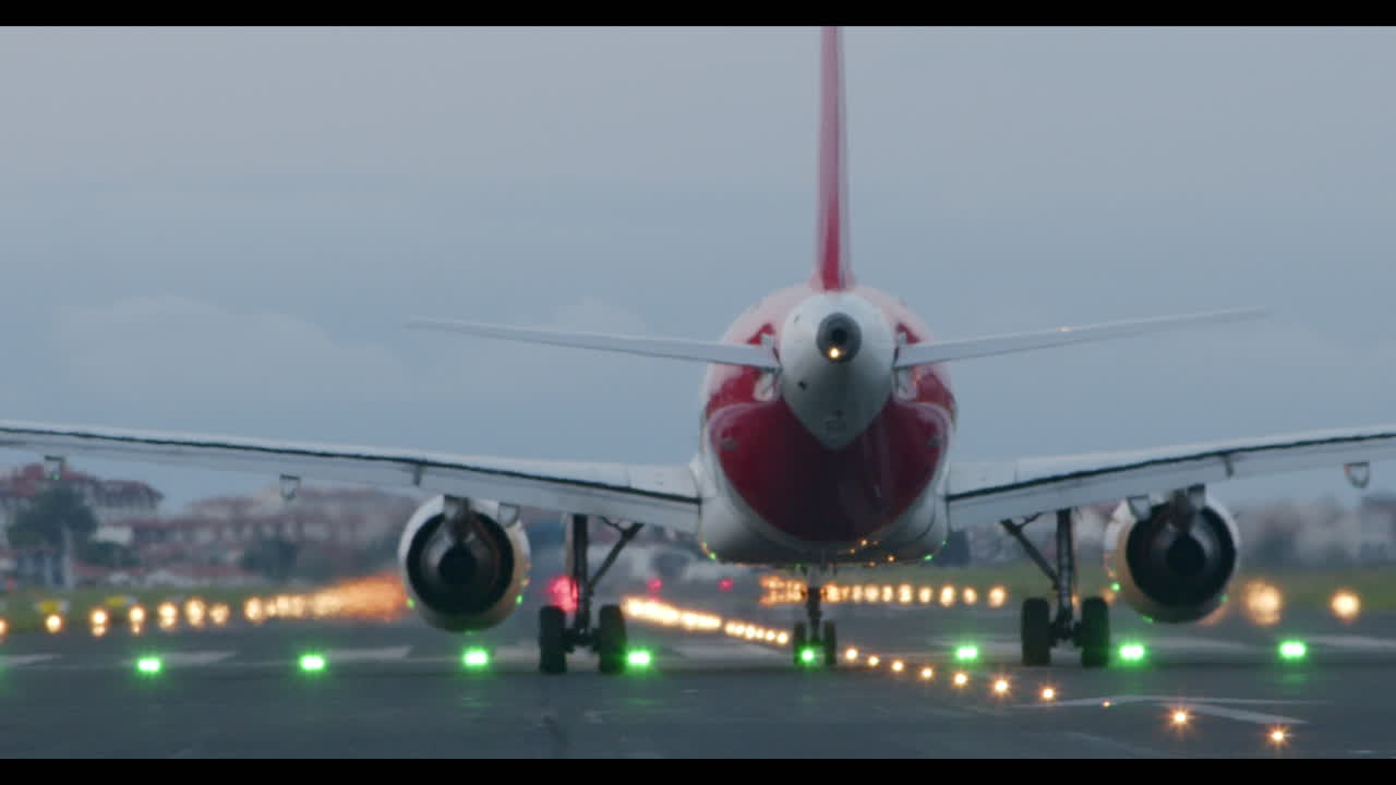 aterrizaje de un avión en la pista