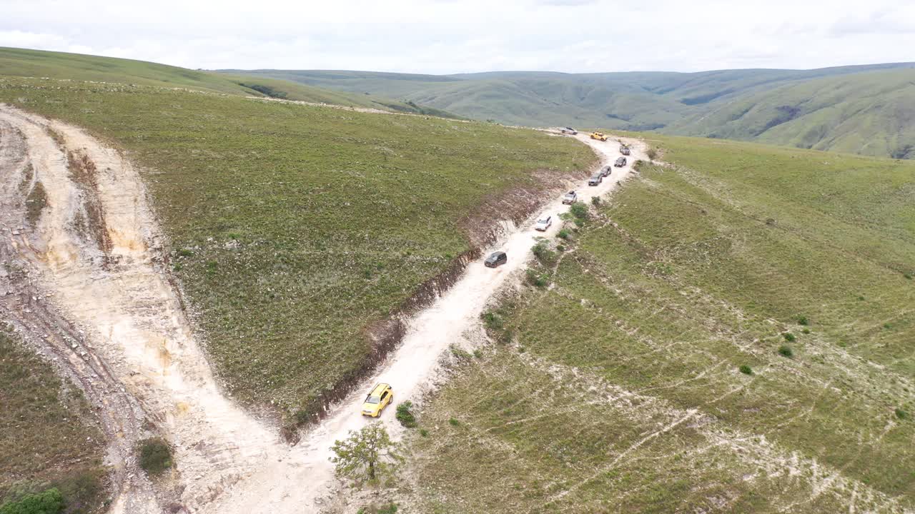 внедорожники 4x4 на пересеченной местности в национальном парке серра-да-канастра во время сухопутного мероприятия, штат минас-жерайс, бразилия