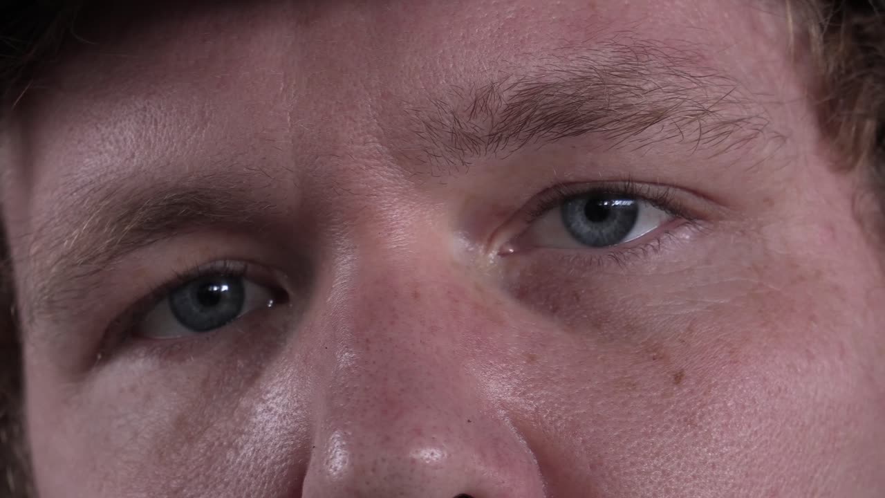 젊은 남성 슬픈 파란 눈의 클로즈업