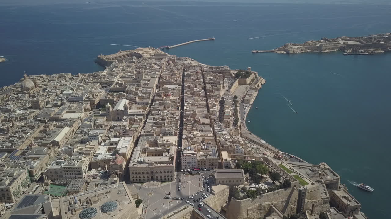 toma aérea de drones volando sobre valletta, la capital de malta