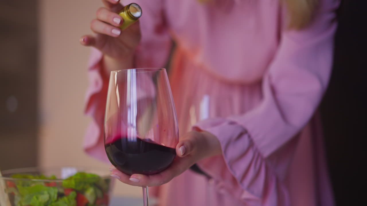 la esposa infiel añade veneno en el marido molesto copa de vino