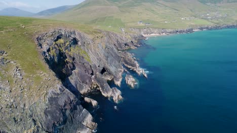 una toma de avión no tripulado del terreno costero accidentado de la península de dingle, cerca de dingle point, en irlanda