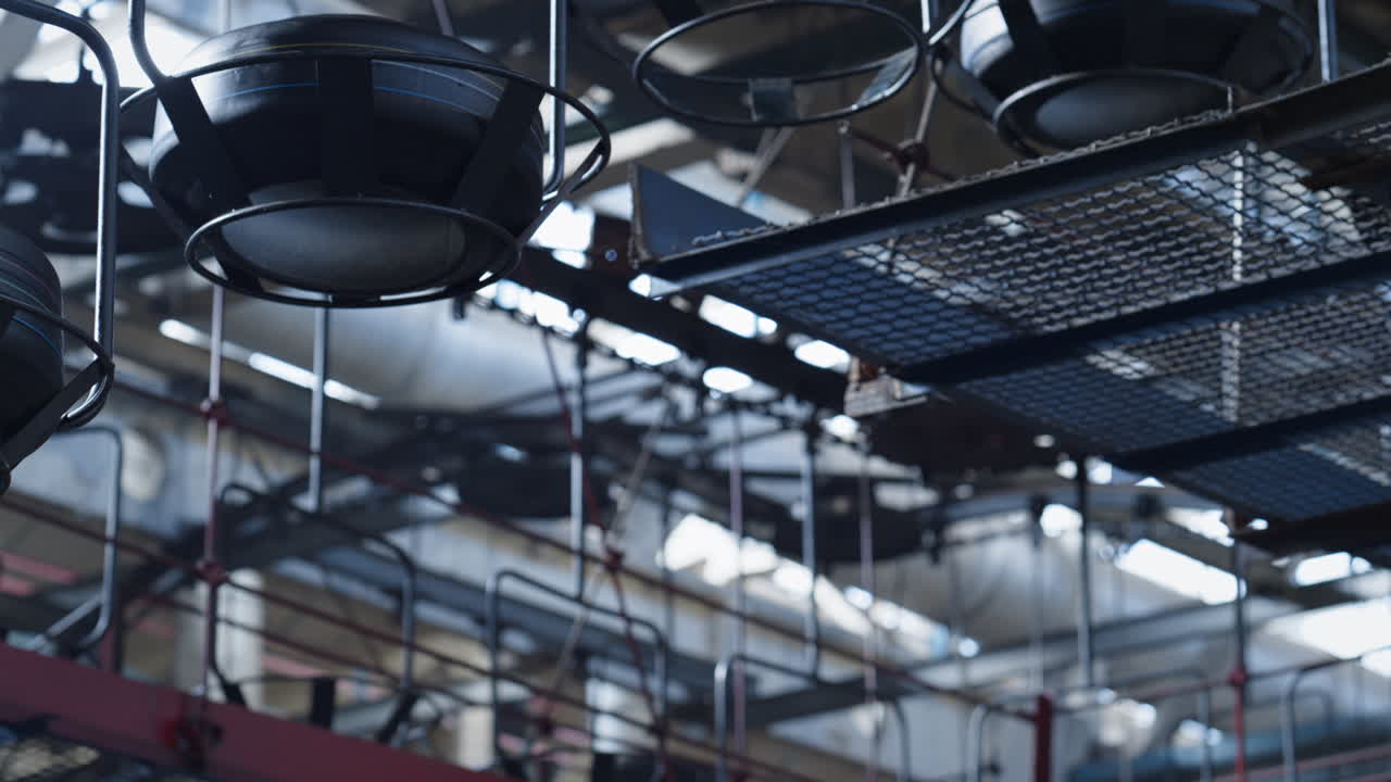 타이어 생산 공장 컨베이어 이동 고무 생산 작업실에서 일