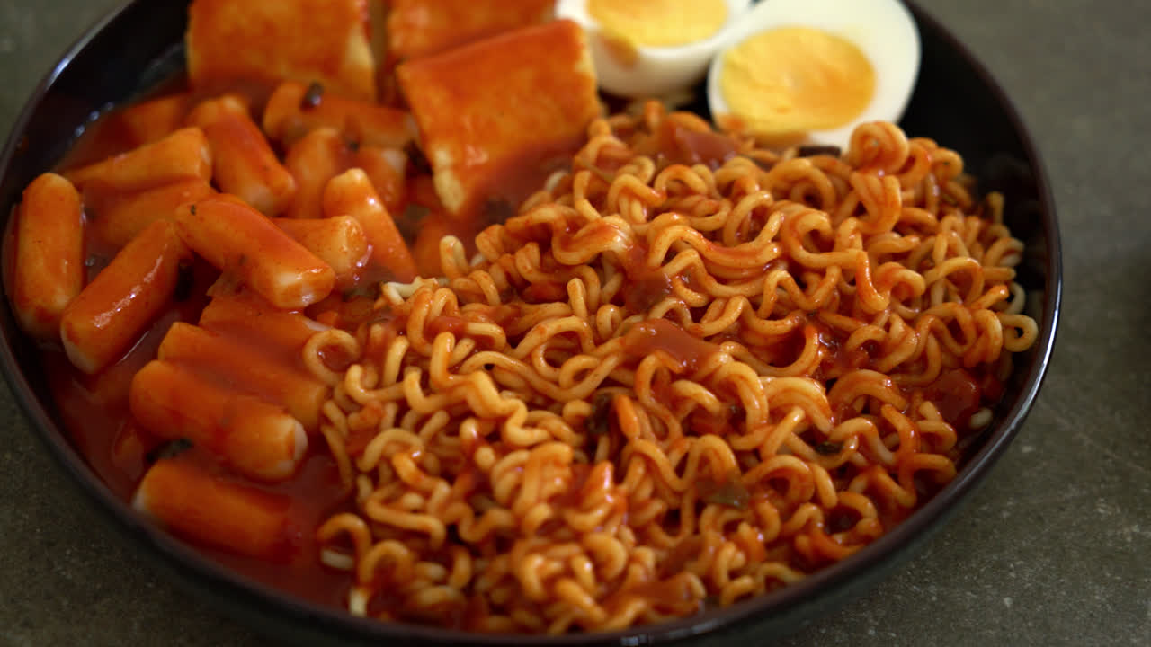 fideos instantáneos coreanos con pastel de arroz coreano y pastel de pescado y huevo hervido - rabokki - estilo de comida coreana-1
