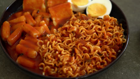 korean instant noodles with korean rice cake and fish cake and boiled egg - rabokki - korean food style-1