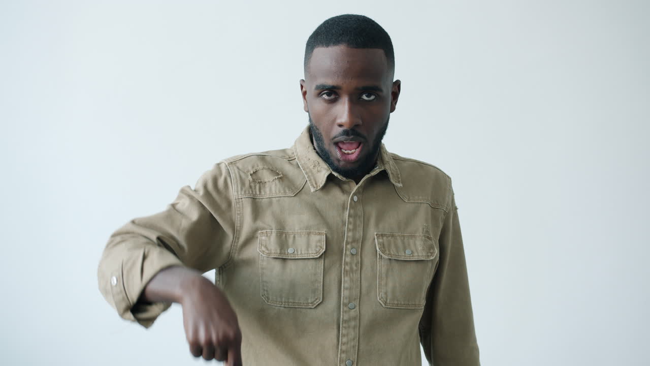 다른 표정을 가진 남자