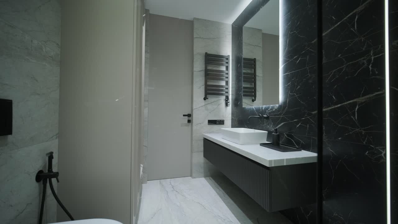 baño contemporáneo con acentos de mármol y iluminación vertical