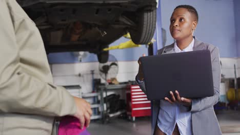 Video-Von-Zwei-Verschiedenen-Automechanikerinnen-Und-Geschäftsinhaberinnen-Im-Gespräch