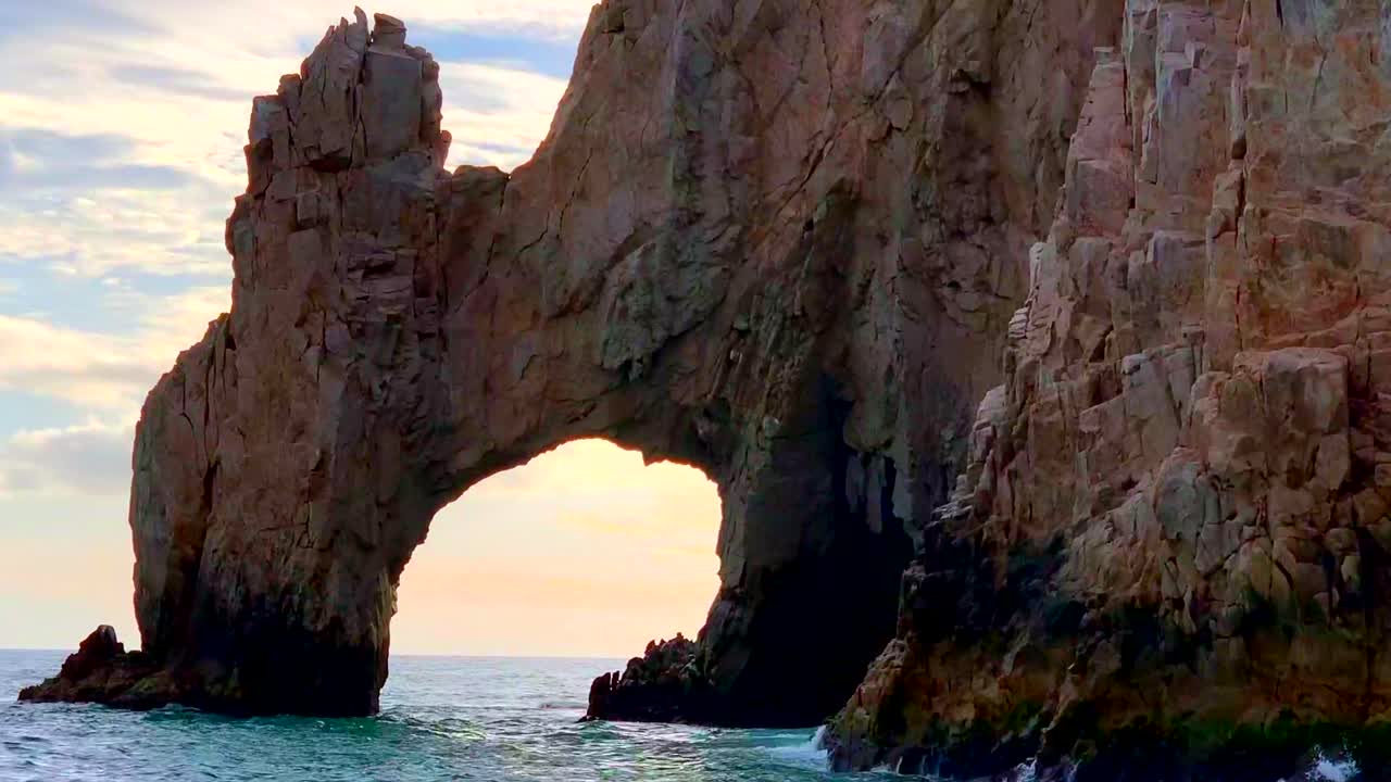 cerca del famoso arco marino, el arco, en lover's beach playa del amor, land's end promontory en cabo san lucas, baja california sur, méxico, en 4k