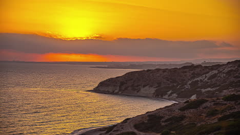 Zeitraffer-Des-Sonnenuntergangs-über-Paphos,-Zypern,-Goldene-Bis-Blaue-Stunde,-Dämmerung-Am-Meer