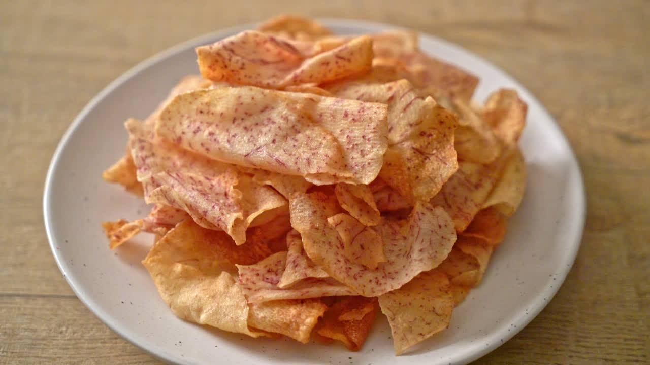 Chips di taro croccanti - taro affettato fritto o al forno