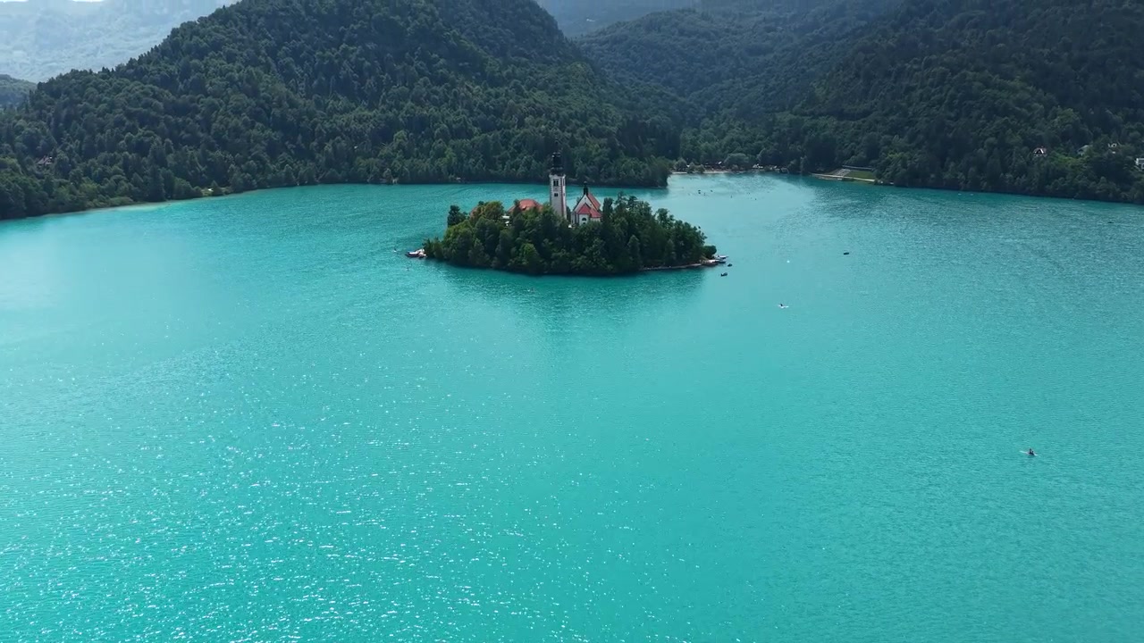 Isla y Iglesia del Lago Bled, toma de dron de un lugar emblemático y agua alpina azul glaciar en un día soleado de verano