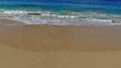 Panorámica-De-Las-Olas-Rompiendo-En-La-Playa-De-Arena-En-Maui-Hawaii-Con-Un-Hermoso-Cielo-Y-Agua-Sin-Tierra-En-El-Fondo