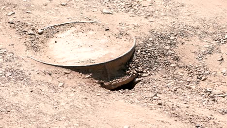 cubierta de alcantarillado en la carretera en la ciudad.