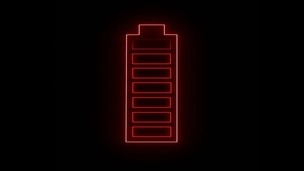 Rødt opladningsbatteri-ikon på sort baggrund. Brug 'Add', 'Screen Overlay' blandingsindstillinger for at tilføje til dine videoer. Perfekt til teknologi, mobilapps, strømforsyning og grøn energi-koncepter. 4K
