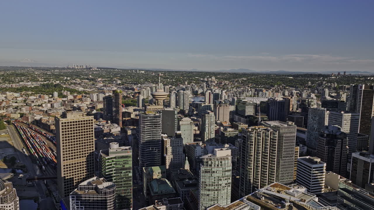 Vancouver BC Canadá sobrevoo aéreo v36 de drone sobre o centro da cidade capturando a paisagem urbana, o estaleiro do terminal de contêineres Centerm, o porto e as vistas das montanhas da costa norte - Filmado com Mavic 3 Pro Cine - Julho de 2023