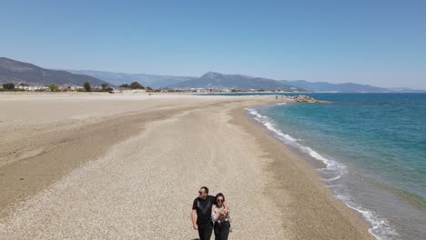 Pareja-Caminando-En-La-Costa