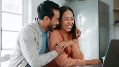 Portátil-En-Casa,-Felicidad-Y-Abrazo-De-Pareja