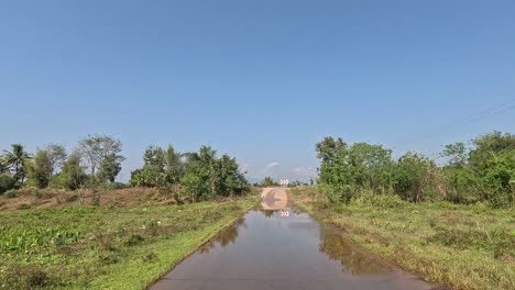 progresión a lo largo de un camino rural húmedo