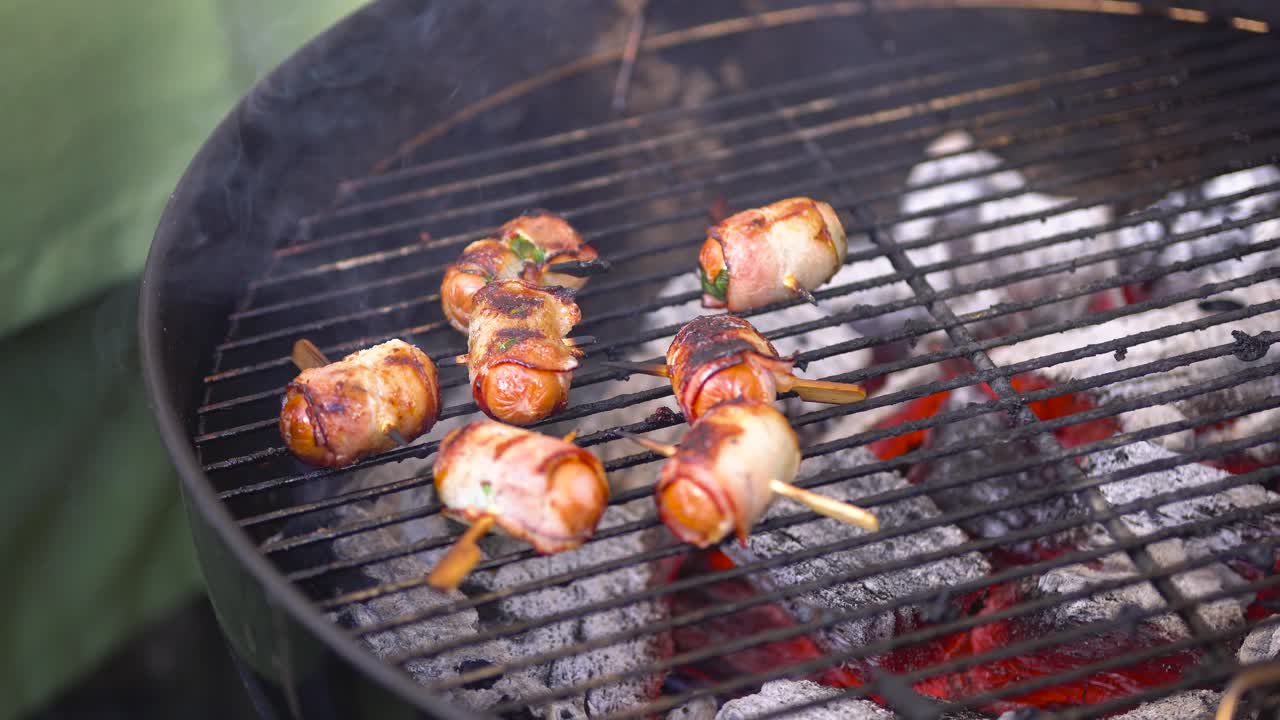 베이컨으로 감싸진 소시지를 그릴 때