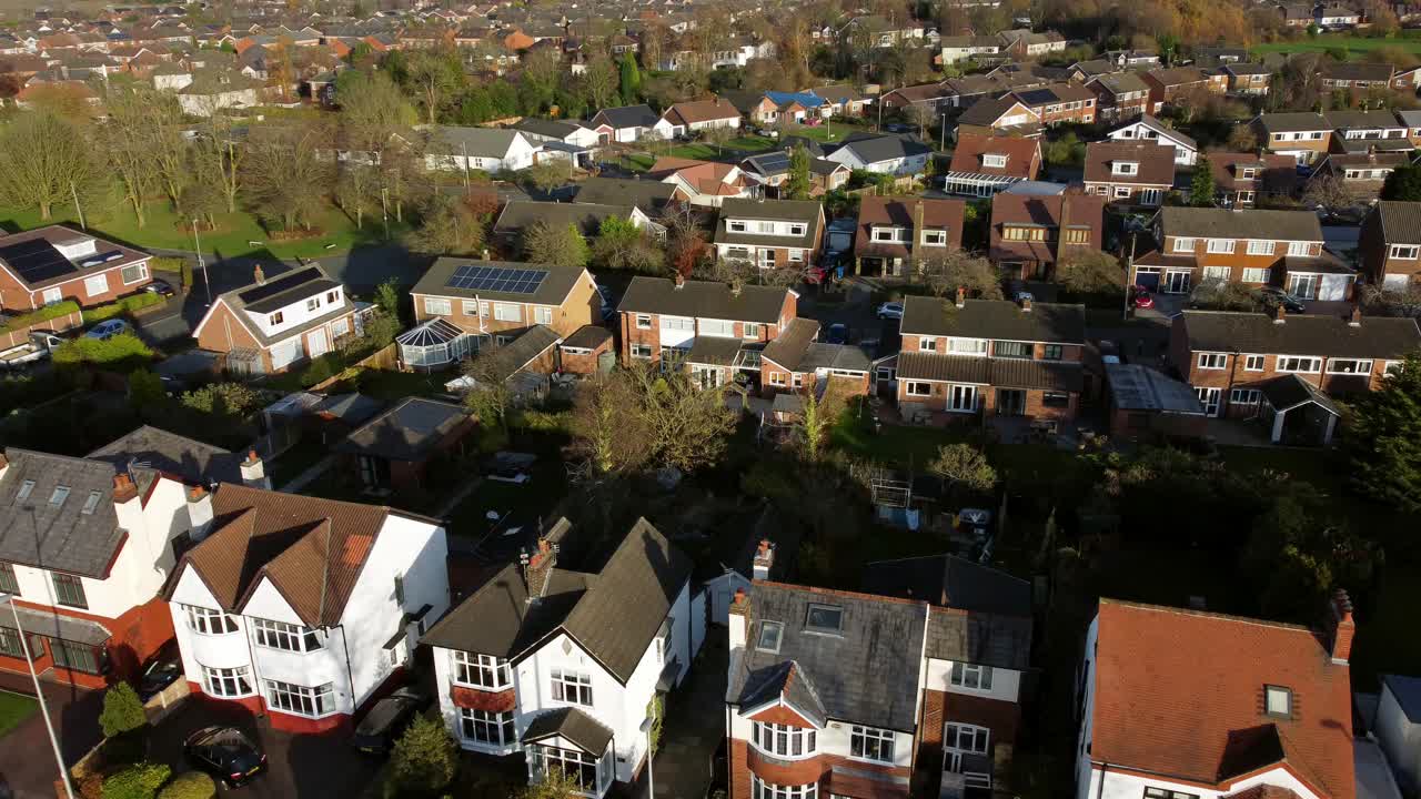 vista aérea de los techos de las casas de clase media británicas caras en el vecindario de otoño de los suburbios rurales