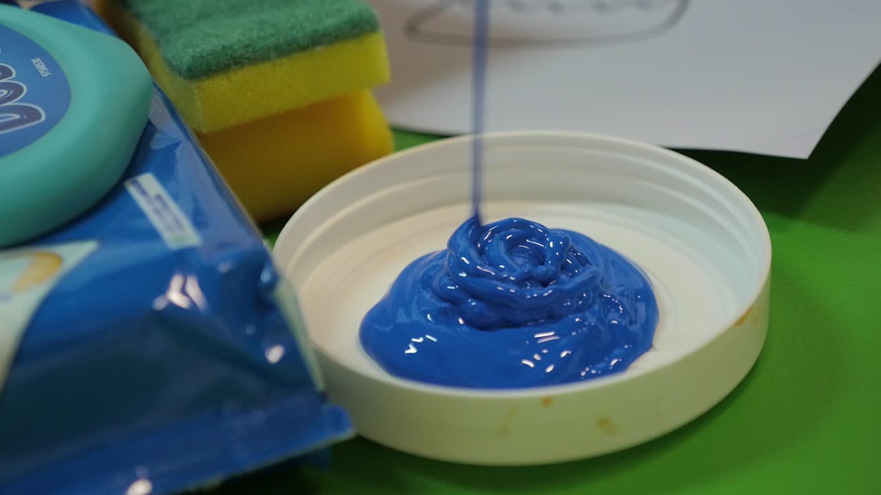 아이들이 놀 수 있도록 준비하는 페인트