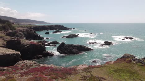 acantilados con vistas a las olas del mar