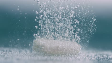 tableta efervescente de primer plano extremo, pastilla burbujeando bajo el agua. disparado en cámara súper lenta 1000 fps.
