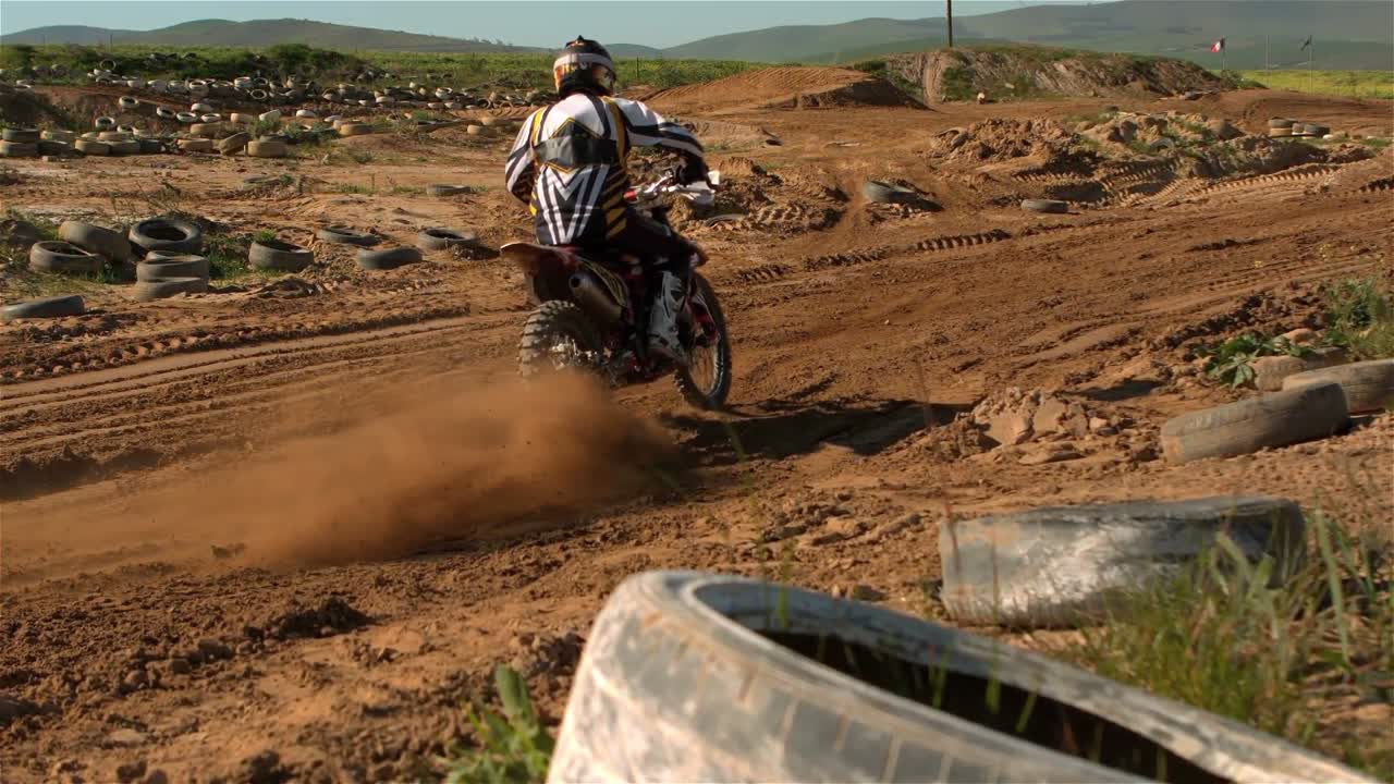 hombre montando una bicicleta de moto cross