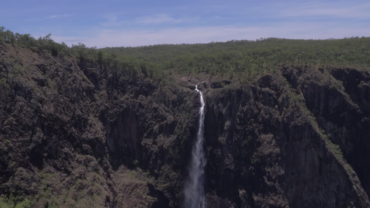 reveló un arroyo empinado y pedregoso con una cascada de una sola gota de wallaman en queensland, australia