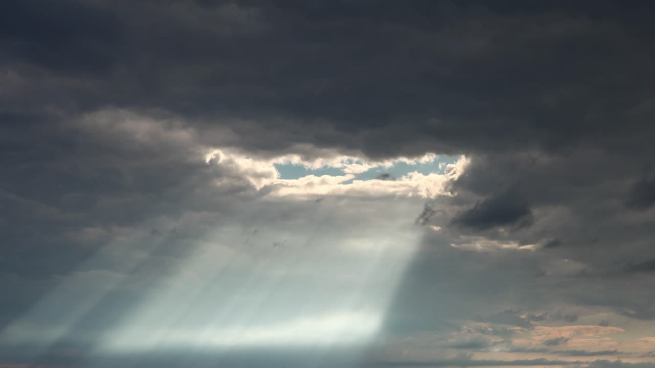 Nuvole scure con raggi di sole celestiali time-lapse 4K.