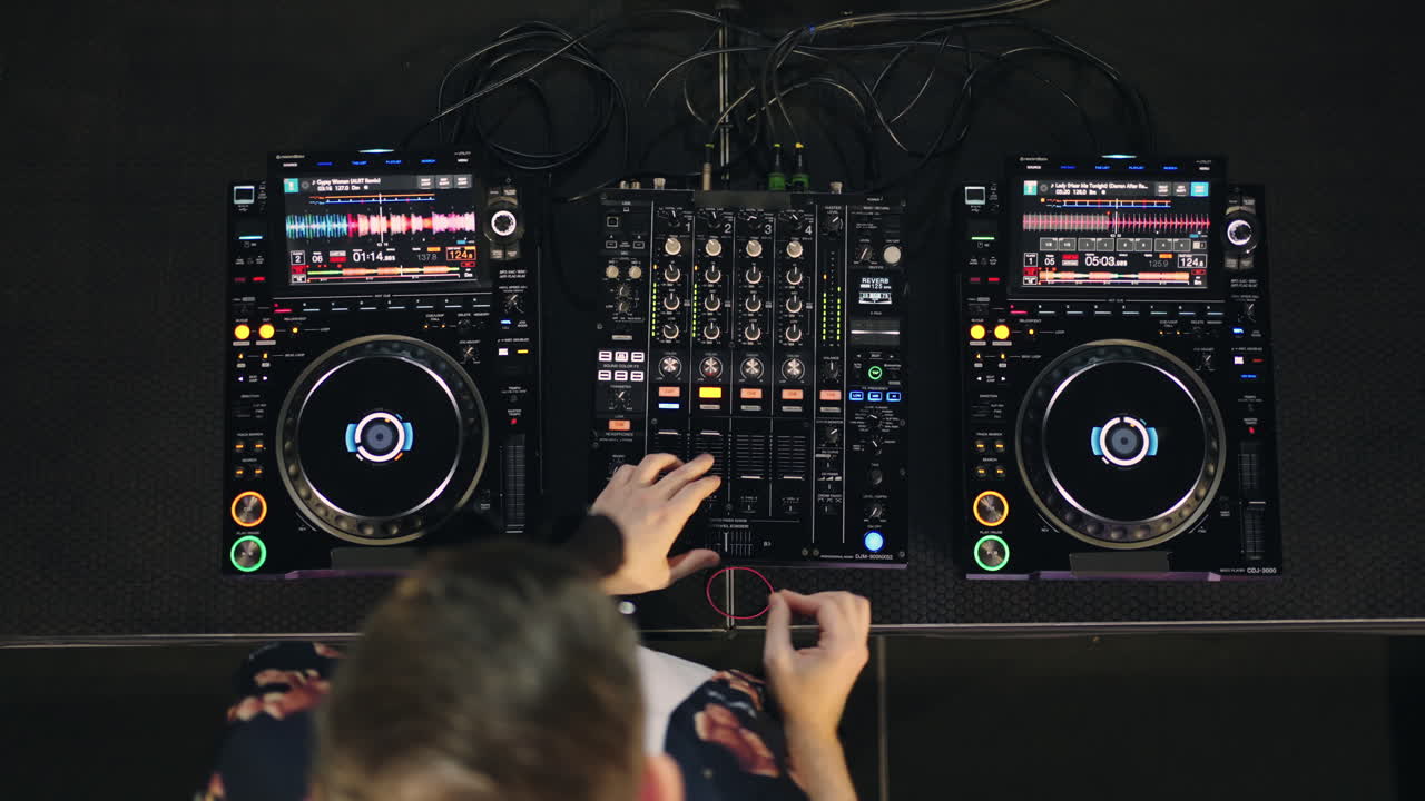 dj mezclando música en el mezclador pioneer djm 900 nxs2