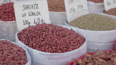 mercado turco con frijoles rojos y otros productos secos