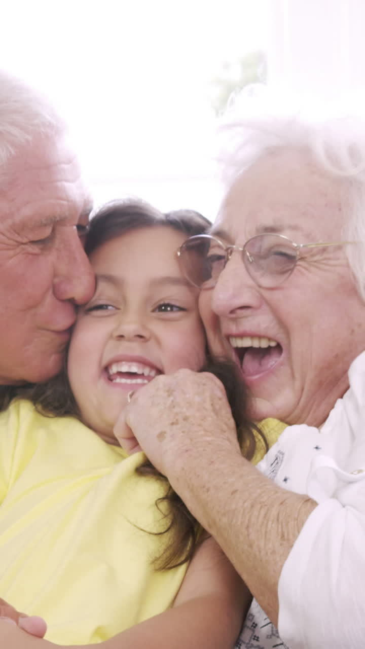Nonni felici con la nipote