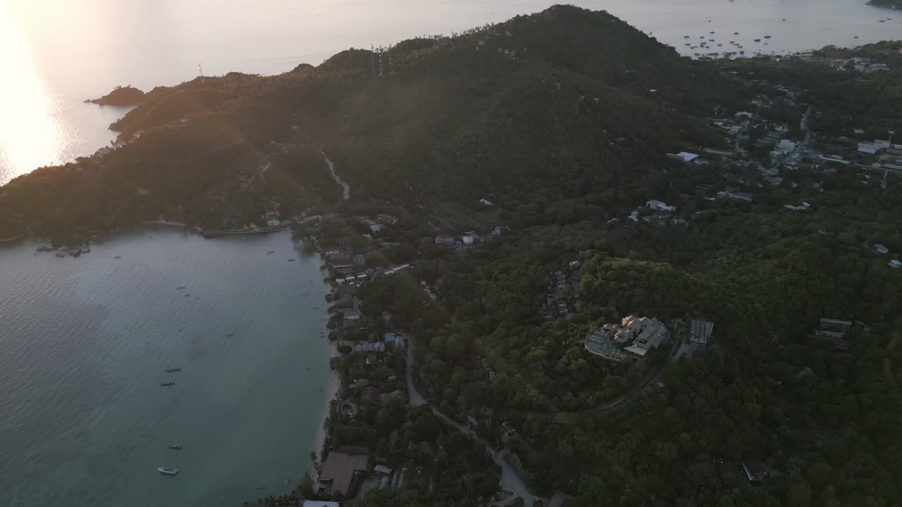 코 타오 (koh tao) 에 있는 해가 지는 공중 풍경, 해안선과 푸른 물, 멀리서 해가 지고 있다.