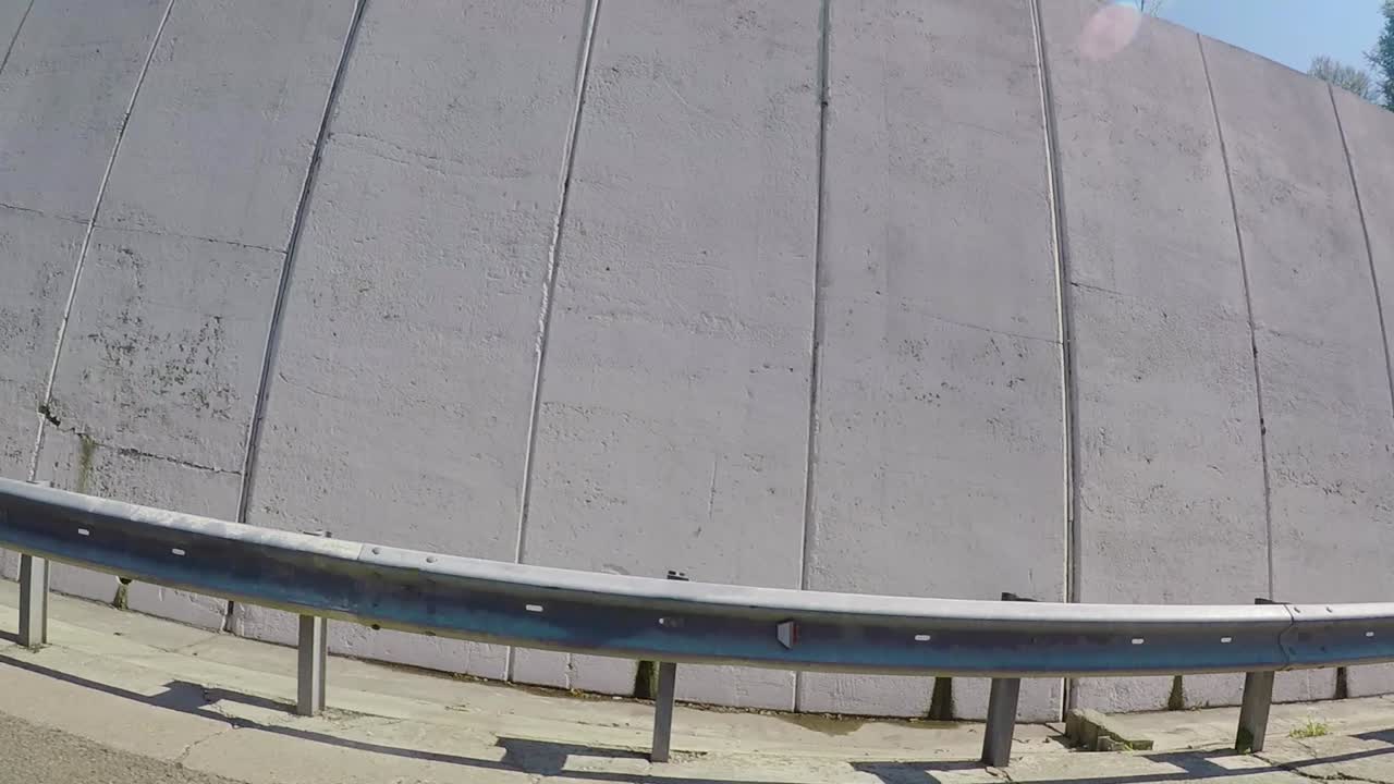 túnel de carretera y barrera