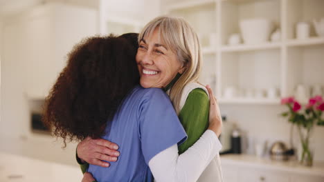 Mujer-Mayor,-Sonrisa-O-Cuidadora-Con-Abrazo