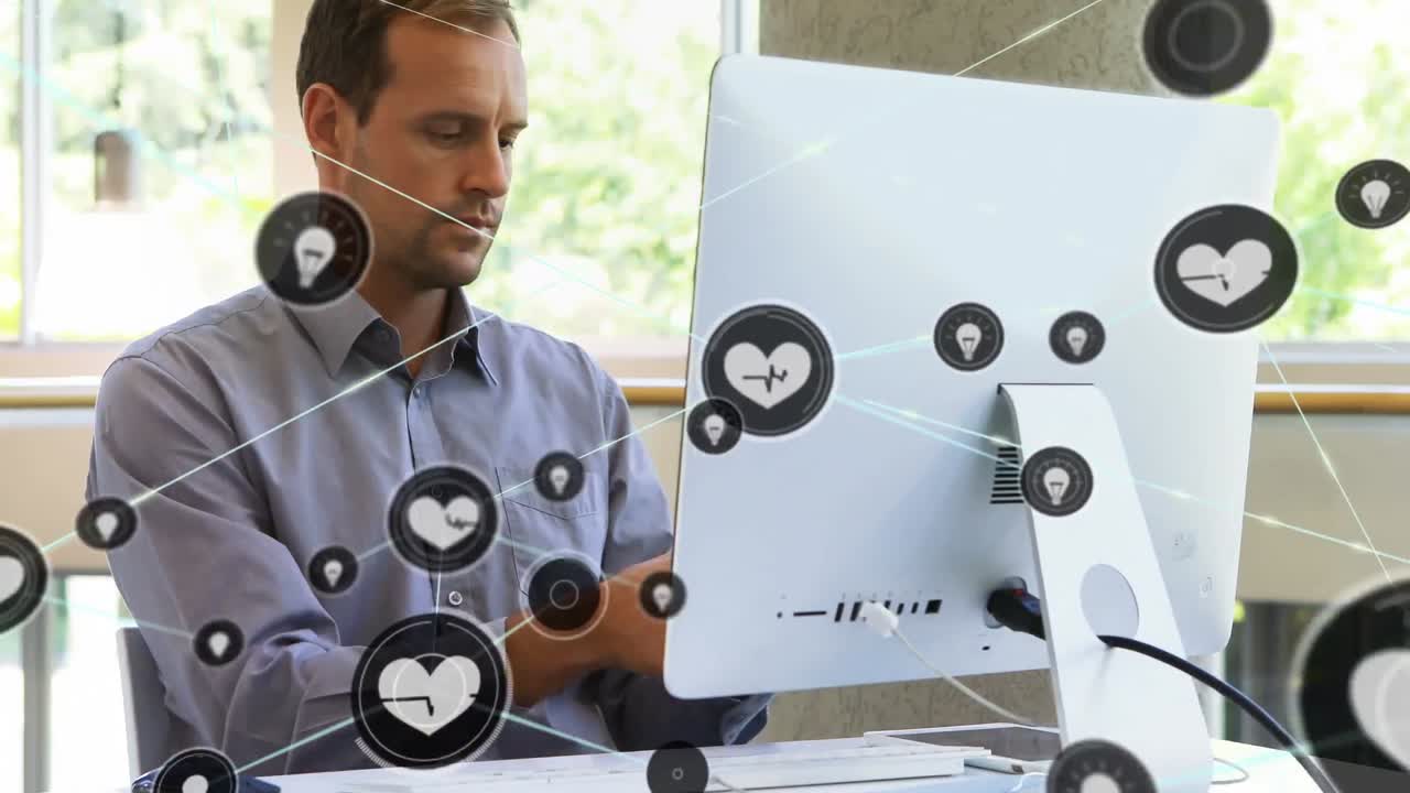 Animazione di una rete di icone digitali sovrapposta a un uomo caucasico che usa il computer e parla al telefono
