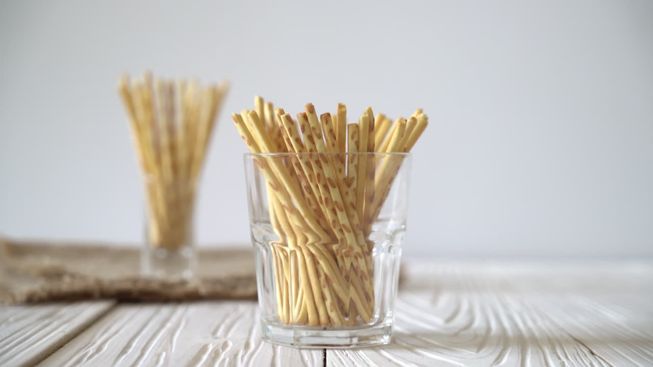 palitos de pan de galleta en la mesa de madera