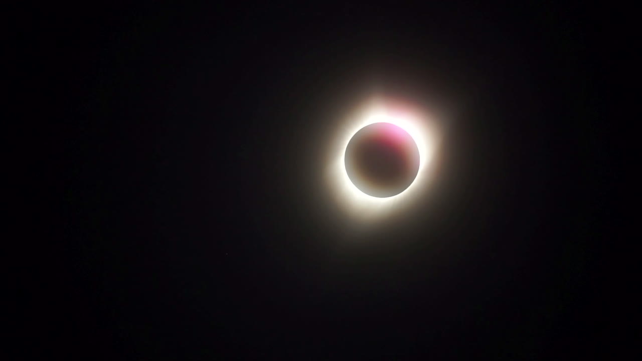 durante un eclipse solar total la corona y un efecto de anillo de diamante rosado aparecen