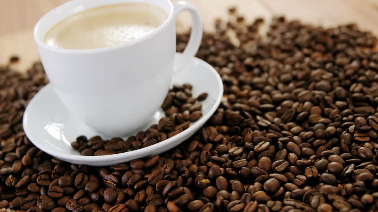 Kop kaffe med ristede bønner