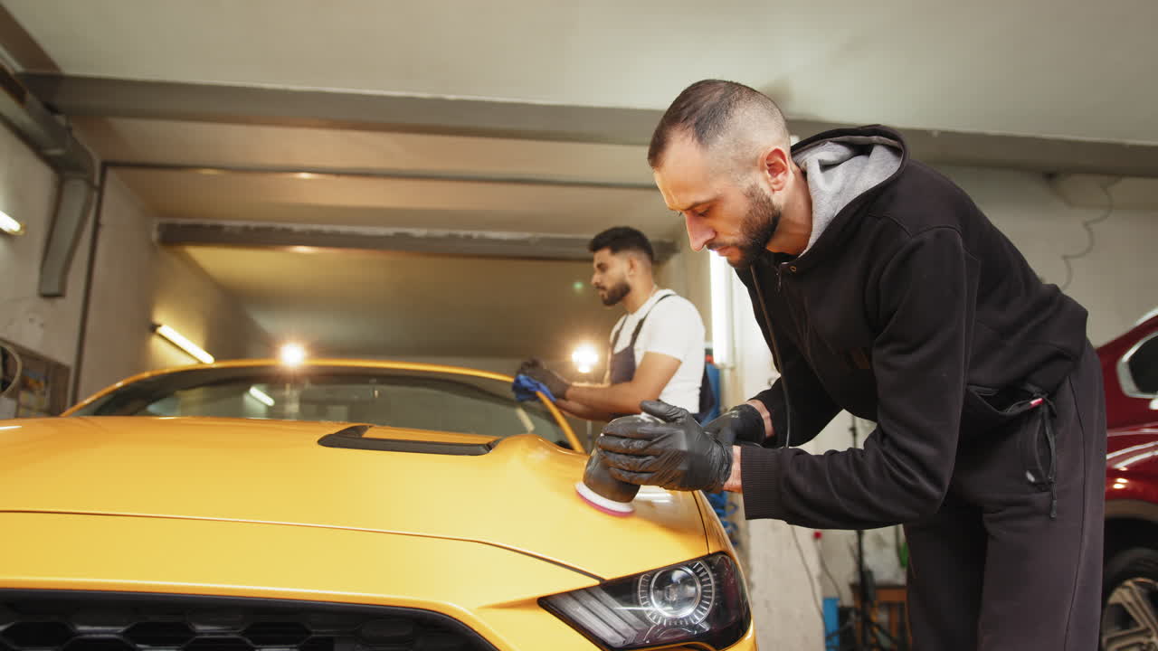 detalles de automóviles en un garaje