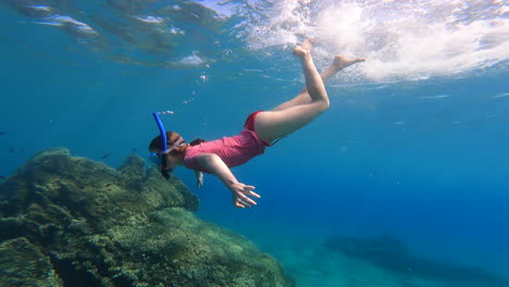 Una-Niña-Haciendo-Inmersiones-De-Buceo-Bajo-El-Agua