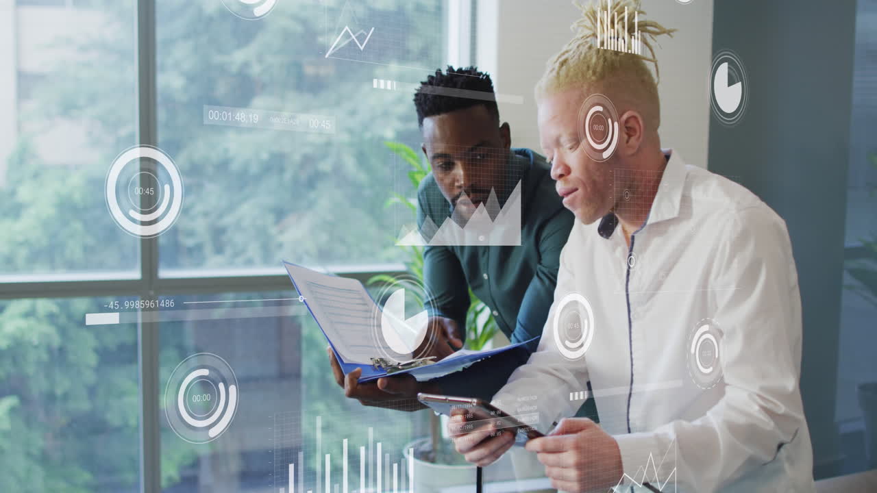 animación del procesamiento de datos sobre diversas personas de negocios en la oficina