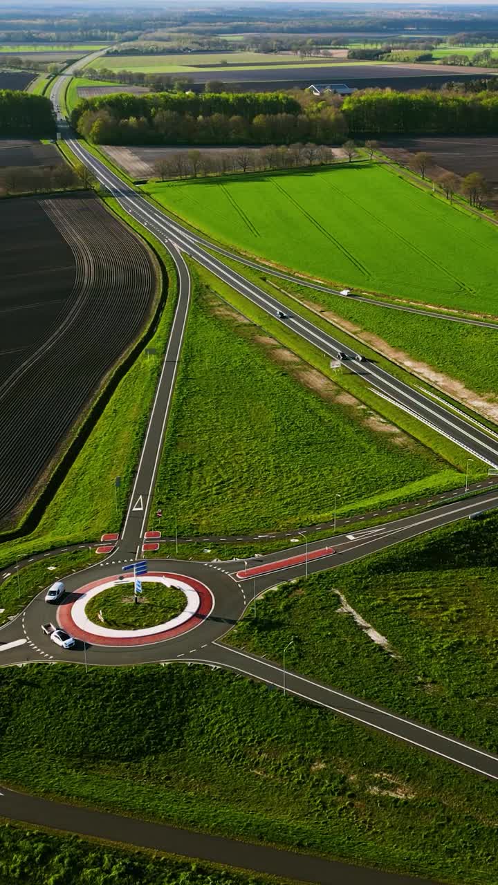 vista aérea de la intersección de la carretera y la rotonda en el paisaje rural