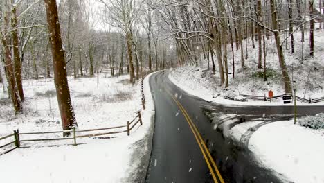 punto de vista del conductor del camión en la carretera con curvas durante la tormenta de nieve de invierno