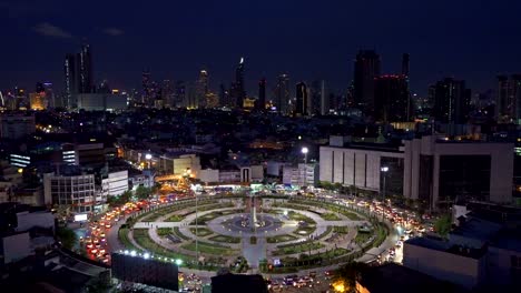 wongwian yai, la rotonda con edificios en la ciudad de bangkok por la noche, tailandia. concepto de transporte. 4k cityscape vdo