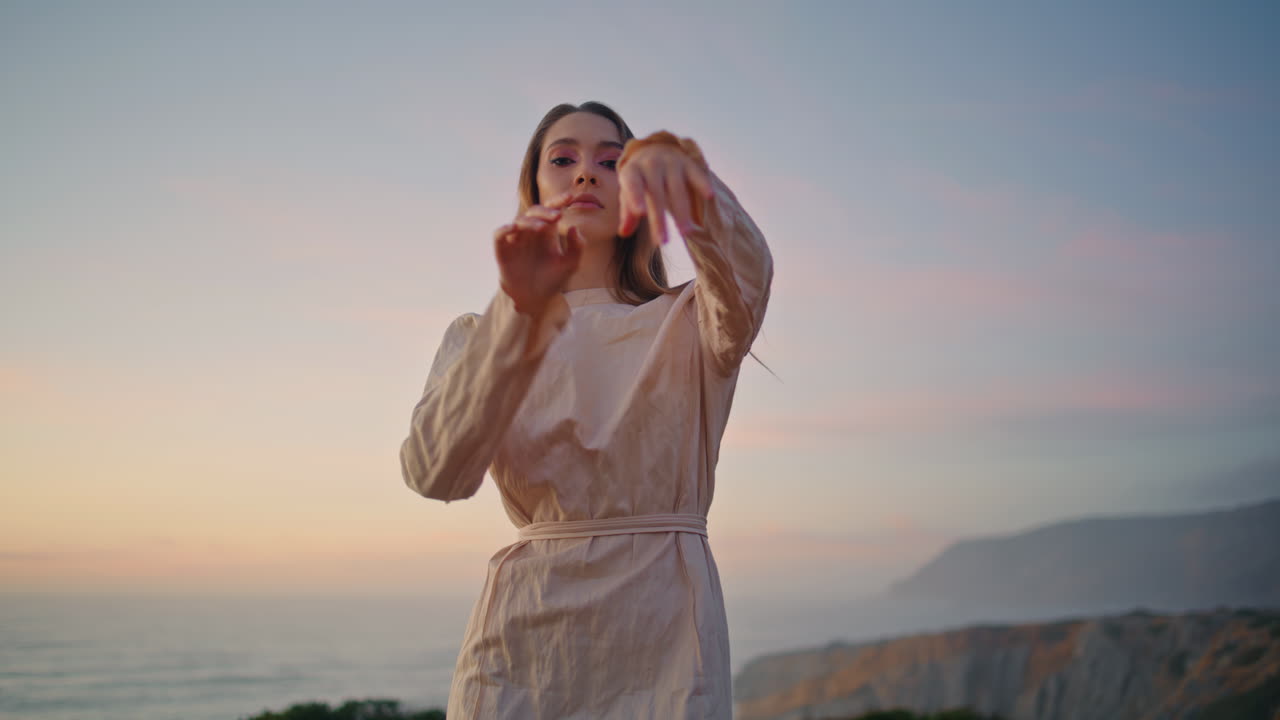 자신감 넘치는 댄서 동시대의 몸을 움직이는 저녁 하늘 배경 클로즈업