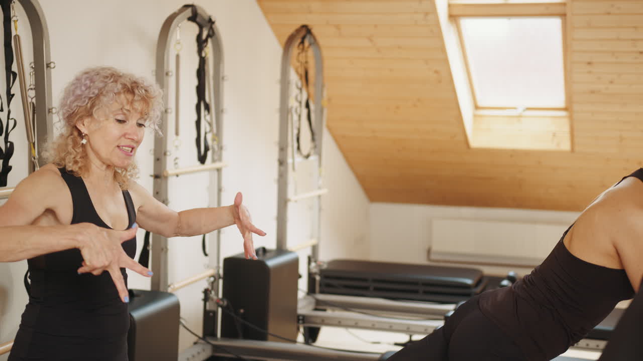 Lezione di Pilates con istruttore